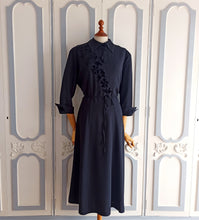 Laden Sie das Bild in den Galerie-Viewer, 1940s - Stunning Black Rayon Crepe Dress - W32 (82cm)
