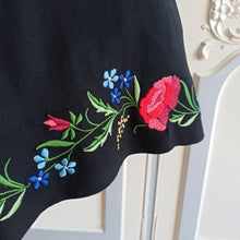Laden Sie das Bild in den Galerie-Viewer, 1950s - Stunning Hand Embroidery Roses Crepe Dress - W28 (72cm)
