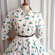 Laden Sie das Bild in den Galerie-Viewer, 1950s - Precious Atomic Hydrangeas Print Cotton Dress - W30 (76cm)
