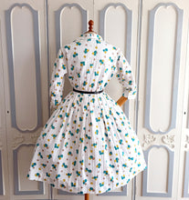 Cargar imagen en el visor de la galería, 1950s - Precious Atomic Hydrangeas Print Cotton Dress - W30 (76cm)
