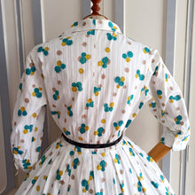 Laden Sie das Bild in den Galerie-Viewer, 1950s - Precious Atomic Hydrangeas Print Cotton Dress - W30 (76cm)
