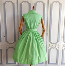 Cargar imagen en el visor de la galería, 1950s 1960s - Marie Bonheur, Paris - Adorable Apple Green Dress - W27 (68cm)
