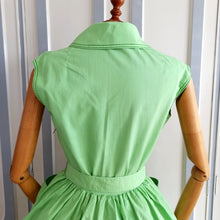Carica l&#39;immagine nel visualizzatore di Gallery, 1950s 1960s - Marie Bonheur, Paris - Adorable Apple Green Dress - W27 (68cm)
