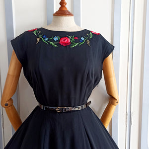 1950s - Stunning Hand Embroidery Roses Crepe Dress - W28 (72cm)