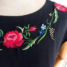 Cargar imagen en el visor de la galería, 1950s - Stunning Hand Embroidery Roses Crepe Dress - W28 (72cm)
