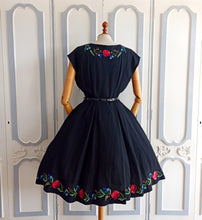 Laden Sie das Bild in den Galerie-Viewer, 1950s - Stunning Hand Embroidery Roses Crepe Dress - W28 (72cm)
