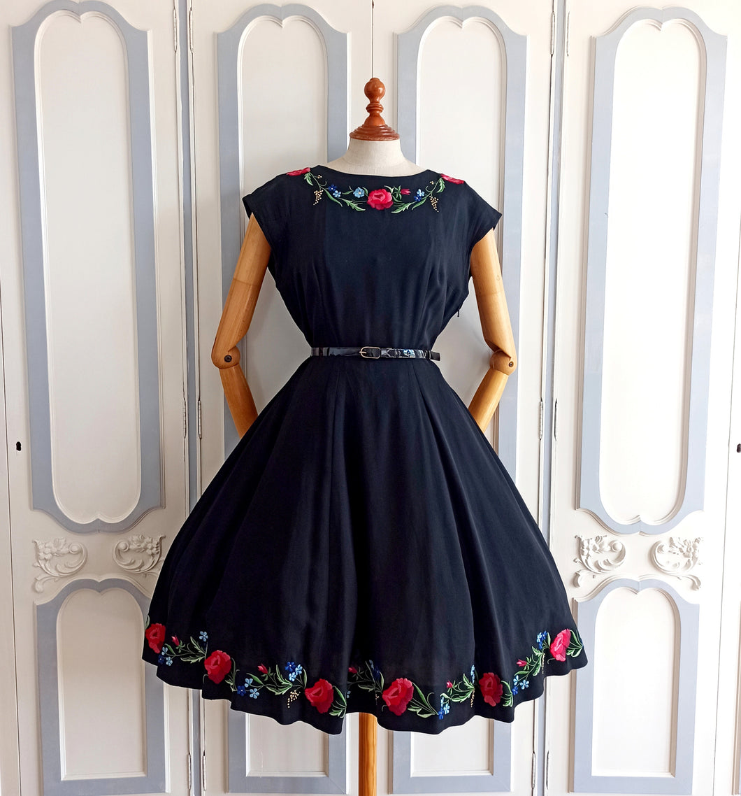 1950s - Stunning Hand Embroidery Roses Crepe Dress - W28 (72cm)