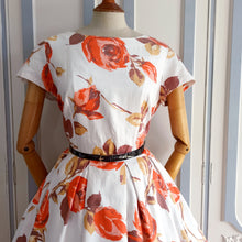 Cargar imagen en el visor de la galería, 1950s - Gorgeous Rose Print Cotton Dress - W31 (78cm)

