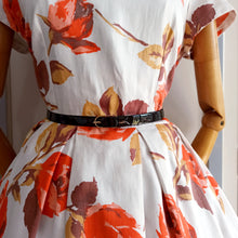 Laden Sie das Bild in den Galerie-Viewer, 1950s - Gorgeous Rose Print Cotton Dress - W31 (78cm)
