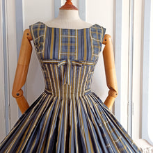 Charger l&#39;image dans la galerie, 1950s 1960s - Elegant Tartan Striped Cotton Dress - W24.5 (62cm)
