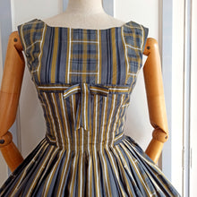 Cargar imagen en el visor de la galería, 1950s 1960s - Elegant Tartan Striped Cotton Dress - W24.5 (62cm)
