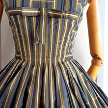 Charger l&#39;image dans la galerie, 1950s 1960s - Elegant Tartan Striped Cotton Dress - W24.5 (62cm)
