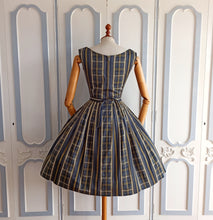 Laden Sie das Bild in den Galerie-Viewer, 1950s 1960s - Elegant Tartan Striped Cotton Dress - W24.5 (62cm)
