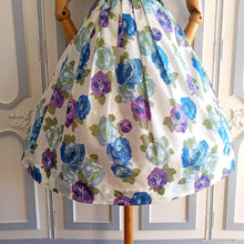 Cargar imagen en el visor de la galería, 1950s 1960s - French Stunning Purple Rose Print Day Dress - W30 (76cm)
