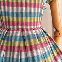 Laden Sie das Bild in den Galerie-Viewer, 1950s - Adorable Colorful Cotton Dress - W25 (64cm)
