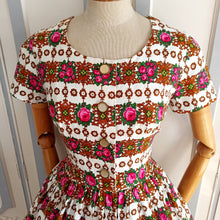 Charger l&#39;image dans la galerie, 1950s 1960s - Adorable Rose Garden Print Dress - W28 (70cm)
