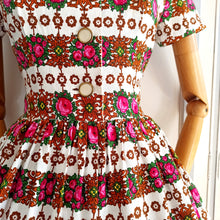 Laden Sie das Bild in den Galerie-Viewer, 1950s 1960s - Adorable Rose Garden Print Dress - W28 (70cm)

