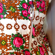 Laden Sie das Bild in den Galerie-Viewer, 1950s 1960s - Adorable Rose Garden Print Dress - W28 (70cm)
