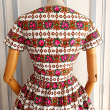 Cargar imagen en el visor de la galería, 1950s 1960s - Adorable Rose Garden Print Dress - W28 (70cm)
