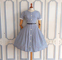 Laden Sie das Bild in den Galerie-Viewer, 1950s - Adorable Navy White Stripes Barkcloth Dress - W26 (66cm)
