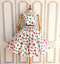 Laden Sie das Bild in den Galerie-Viewer, 1950s - Gorgeous Rose Print Cotton Thread Dress - W26 (66cm)
