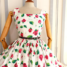 Laden Sie das Bild in den Galerie-Viewer, 1950s - Gorgeous Rose Print Cotton Thread Dress - W26 (66cm)
