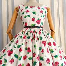 Cargar imagen en el visor de la galería, 1950s - Gorgeous Rose Print Cotton Thread Dress - W26 (66cm)
