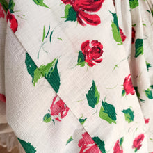 Carica l&#39;immagine nel visualizzatore di Gallery, 1950s - Gorgeous Rose Print Cotton Thread Dress - W26 (66cm)
