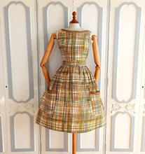 Laden Sie das Bild in den Galerie-Viewer, 1950s 1960s - Mercier, Paris-Cote Azur - Fabulous Linen Day Dress - W23.5 (60cm)

