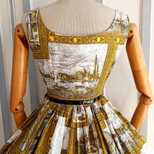 Cargar imagen en el visor de la galería, 1950s - Fabulous Venice Scenes Novelty Print Dress - W26 (64/66cm)
