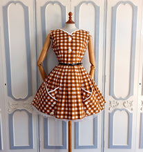 Laden Sie das Bild in den Galerie-Viewer, 1950s 1960s - Adorable Brown Big Checked Pockets Dress - W27 (68cm)
