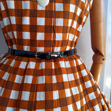 Laden Sie das Bild in den Galerie-Viewer, 1950s 1960s - Adorable Brown Big Checked Pockets Dress - W27 (68cm)
