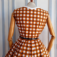 Cargar imagen en el visor de la galería, 1950s 1960s - Adorable Brown Big Checked Pockets Dress - W27 (68cm)
