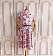 Cargar imagen en el visor de la galería, 1940s 1950s - Adorable Pink Floral Print Rayon Dress - W31 (78cm)
