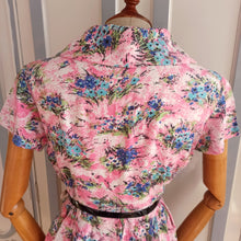Laden Sie das Bild in den Galerie-Viewer, 1940s 1950s - Adorable Pink Floral Print Rayon Dress - W31 (78cm)
