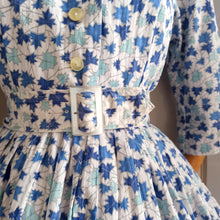 Cargar imagen en el visor de la galería, 1950s - Stunning Blue Leaves Cotton Dress - W26 (66cm)
