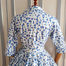 Laden Sie das Bild in den Galerie-Viewer, 1950s - Stunning Blue Leaves Cotton Dress - W26 (66cm)
