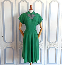 Laden Sie das Bild in den Galerie-Viewer, 1930s 1940s - Stunning Green Gabardine Wool Dress - W32 (82cm)
