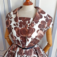 Laden Sie das Bild in den Galerie-Viewer, 1950s 1960s - Spectacular Brown Roses Cotton Dress - W27 (68cm)
