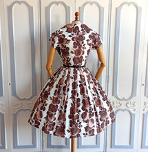 Cargar imagen en el visor de la galería, 1950s 1960s - Spectacular Brown Roses Cotton Dress - W27 (68cm)
