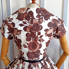 Laden Sie das Bild in den Galerie-Viewer, 1950s 1960s - Spectacular Brown Roses Cotton Dress - W27 (68cm)
