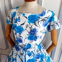Laden Sie das Bild in den Galerie-Viewer, 1950s 1960s - Lovely Blue Clovers Satin Day Dress - W32 (82cm)
