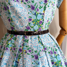 Laden Sie das Bild in den Galerie-Viewer, 1950s 1960s - Gorgeous Floral Bouquet Dress - W25 (64cm)
