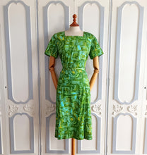 Cargar imagen en el visor de la galería, 1950s - Stunning Green Abstract Belted Cotton Dress - W33 (84cm)

