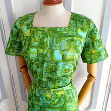 Charger l&#39;image dans la galerie, 1950s - Stunning Green Abstract Belted Cotton Dress - W33 (84cm)

