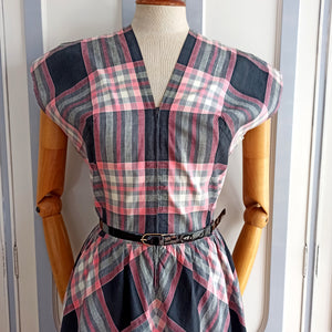 1940s 1950s - Adorable Front Zipper Pink & Black Cotton Dress - W29 (74cm)