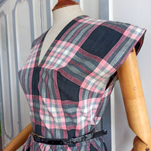 Laden Sie das Bild in den Galerie-Viewer, 1940s 1950s - Adorable Front Zipper Pink &amp; Black Cotton Dress - W29 (74cm)

