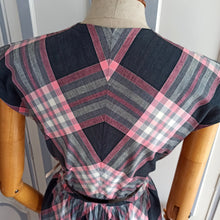 Cargar imagen en el visor de la galería, 1940s 1950s - Adorable Front Zipper Pink &amp; Black Cotton Dress - W29 (74cm)
