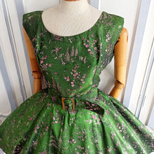 Charger l&#39;image dans la galerie, 1950s - Exquisite Wild Silk Landscape Novelty Print Dress - W31 (78cm)
