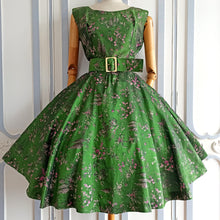 Laden Sie das Bild in den Galerie-Viewer, 1950s - Exquisite Wild Silk Landscape Novelty Print Dress - W31 (78cm)
